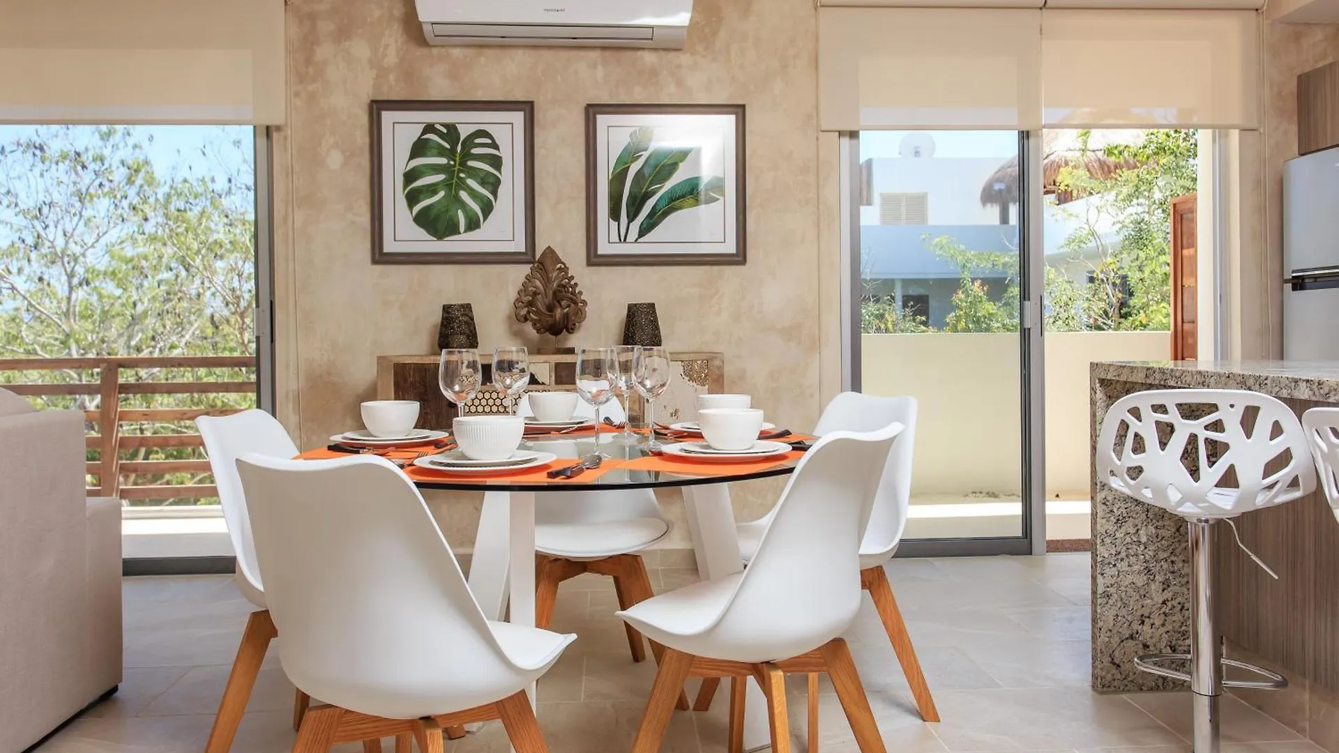 Charming Nature-Inspired Condos With Sultry Surroundings By Stella Rentals 툴룸