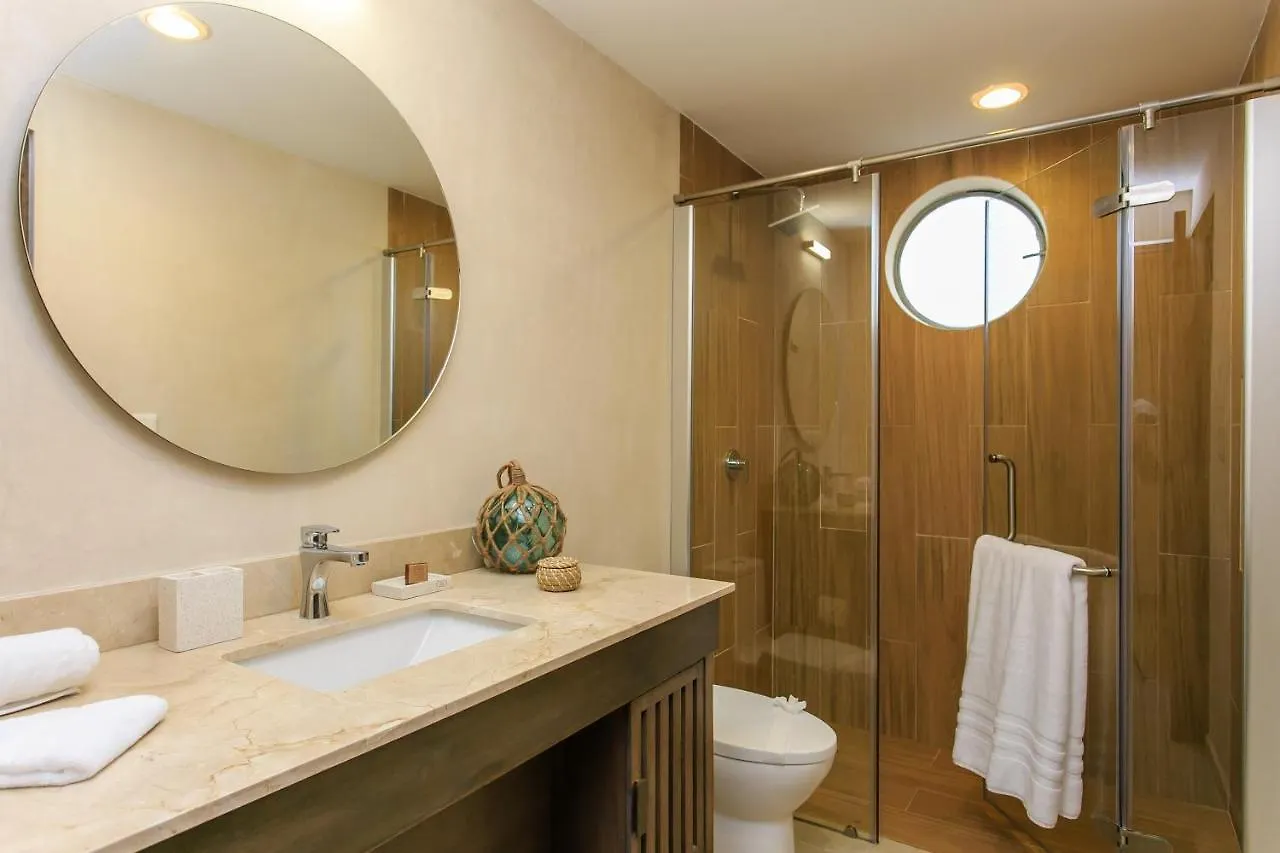 Charming Nature-Inspired Condos With Sultry Surroundings By Stella Rentals 툴룸
